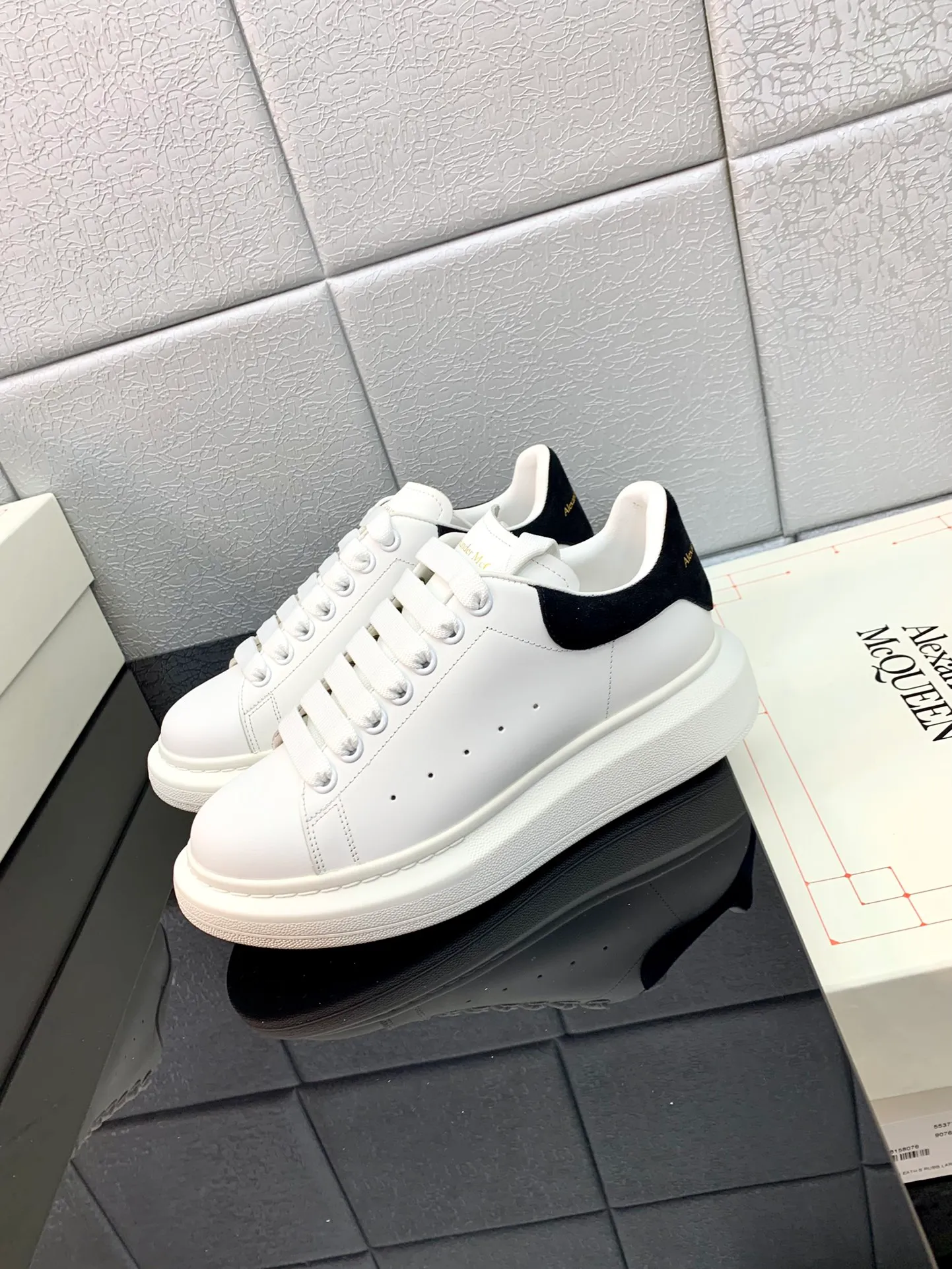 👟👟Ex-factory price 480👟👟 2022 latest upgraded version The latest McQueen white shoes original 1⃣: 1⃣ perfect replica ☑Deliver the latest counter full set of packaging 🎁Full series of color styles are constantly updated🥳🥳 🔺Fabric: Customized original matte silk cowhide 🔺Inner: imported water-dyed sheepskin lining/original customized soft cowhide cushion 🔺Feet: super clear high temperature air pressure logo➕soft latex pad 🔺Outsole: rubber T👟👟Ex-factory price U vacuum bottom/I👟👟Ex-factory price foam original bottom, thick bottom about 4cm 🔺Size: Female M34-40 Male M39-45